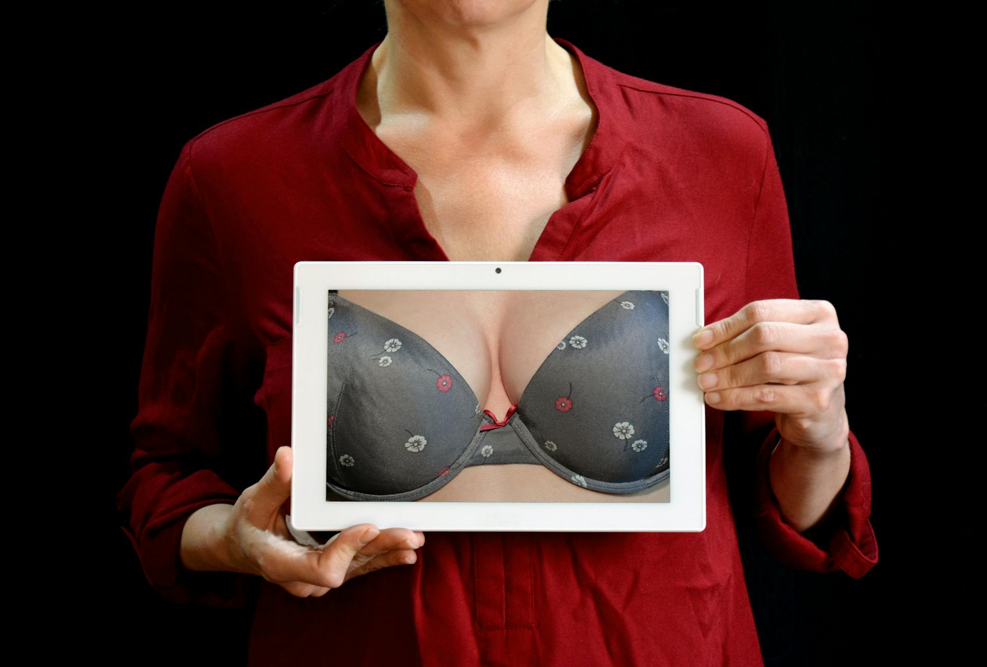 kobieta woman piersi biust bust breasts tablet