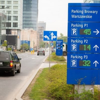niebieska tablica parkingowa w Warszawie