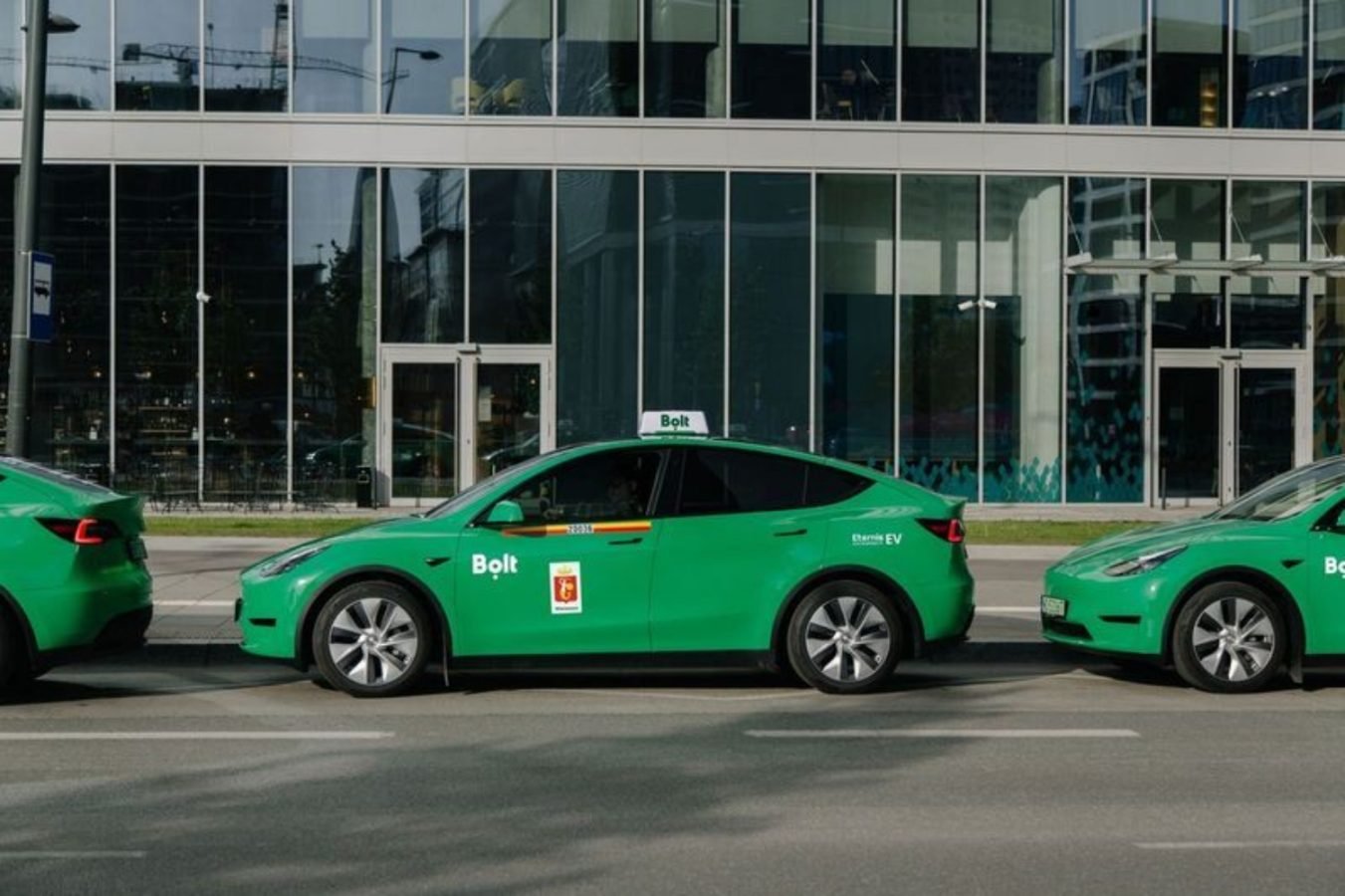 Bolt zielona Tesla Model Y