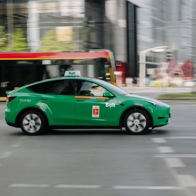 Bolt zielona Tesla Model Y