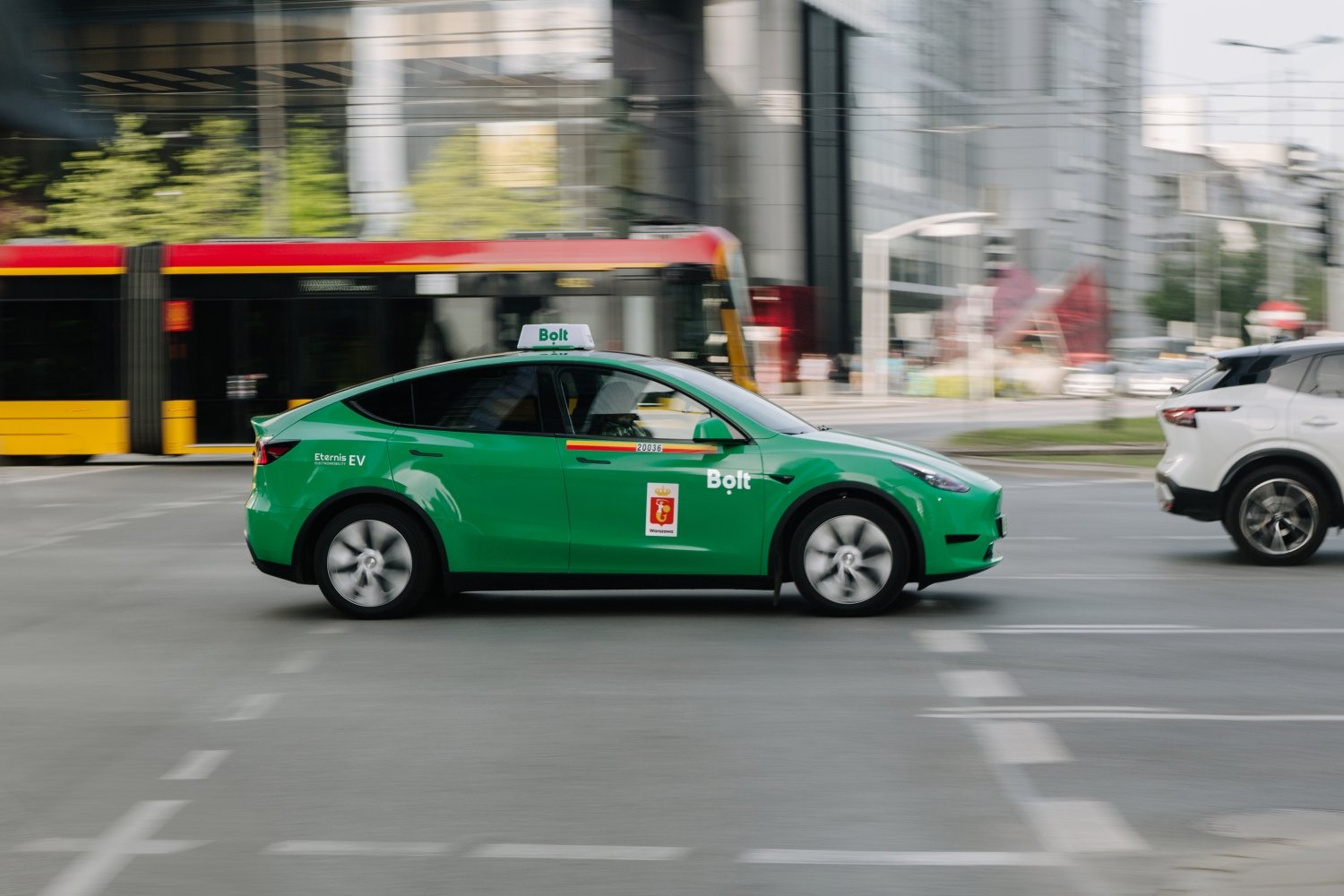 Bolt zielona Tesla Model Y