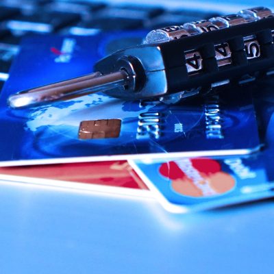 karta debetowa kredytowa bankowa zamek lock bezpieczeństwo pieniądze money lost
