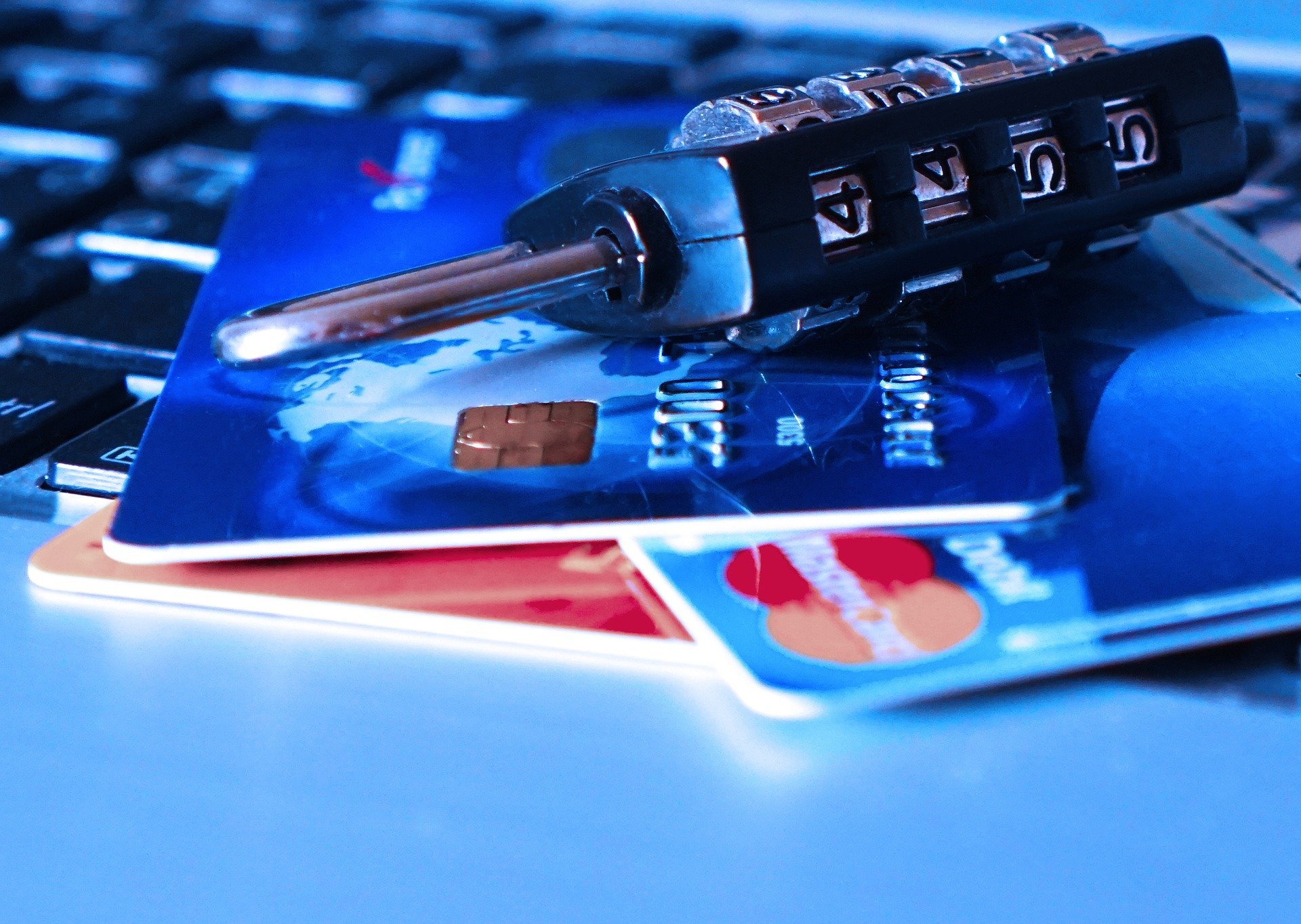 karta debetowa kredytowa bankowa zamek lock bezpieczeństwo pieniądze money lost
