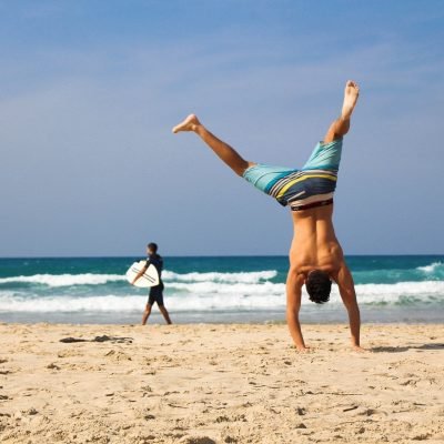 mężczyzna man radość zabawa fun happy plaża siła