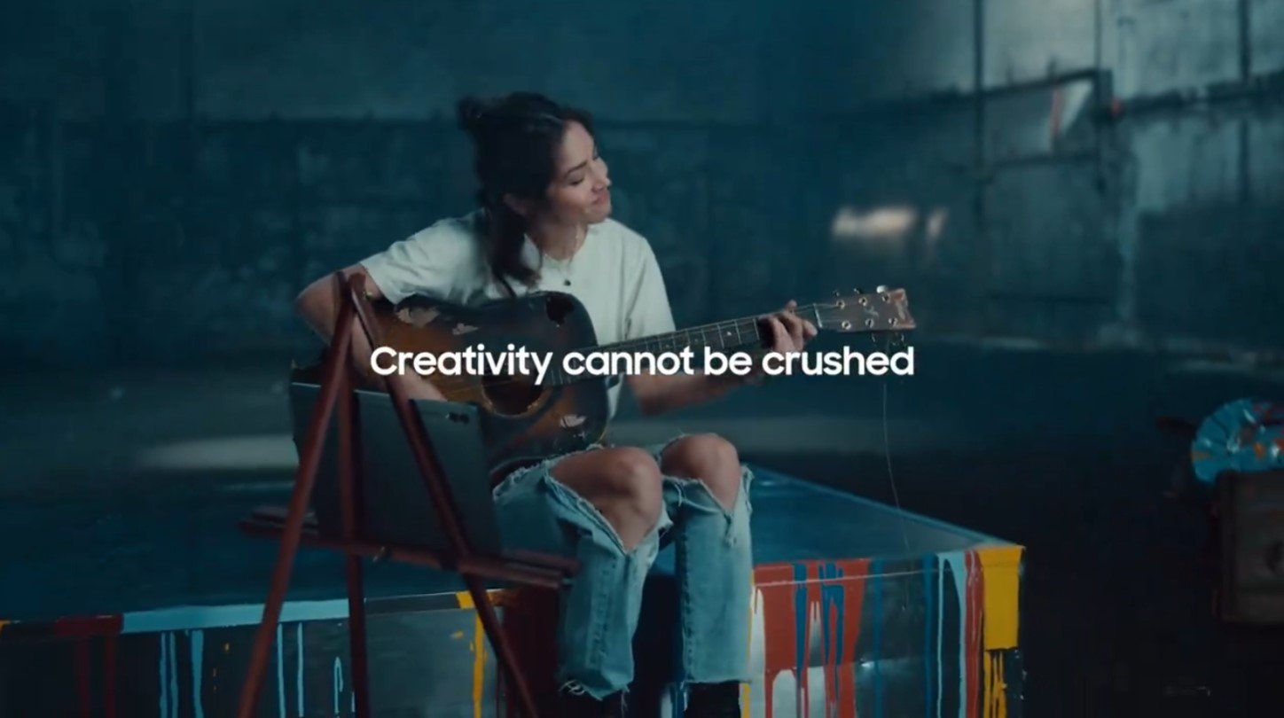 Reklama Samsunga - kobieta gra na gitarze
