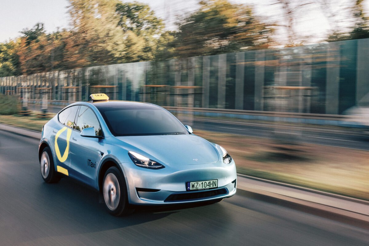 Tesla Model Y w iTaxi