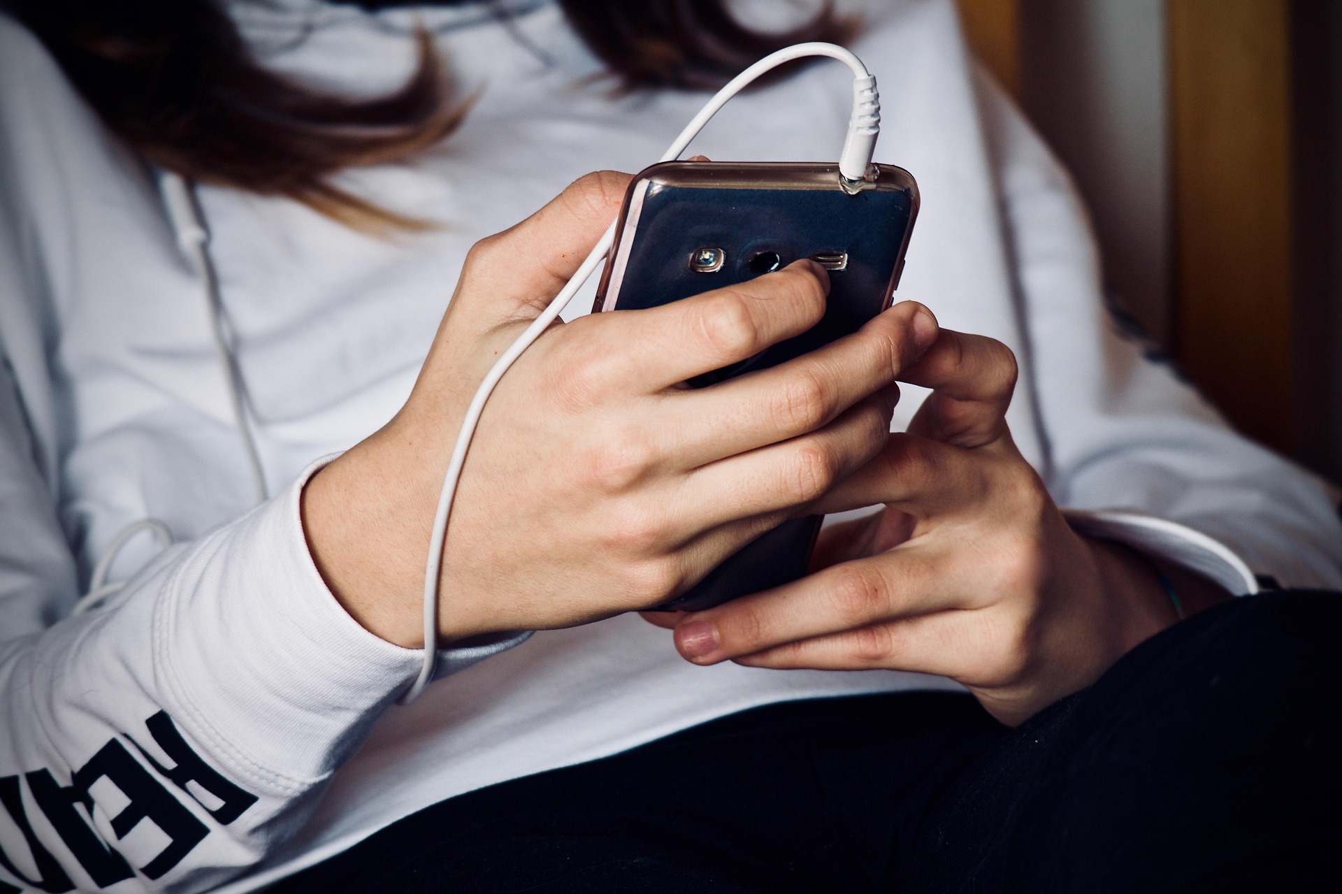 Smartfon, telefon w rękach dziecka