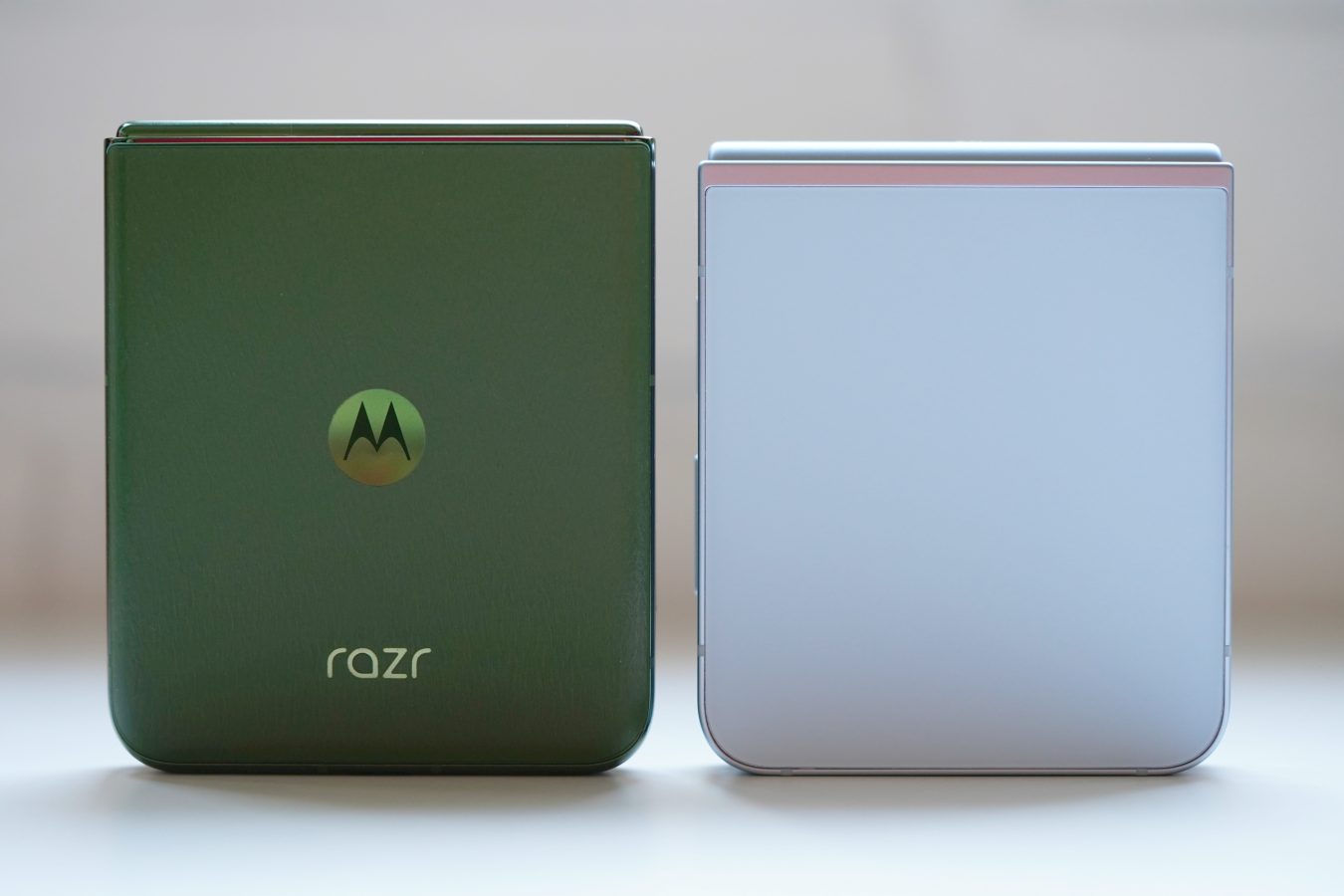 Motorola Razr 50 Ultra obok Samsung Galaxy Z Flip 6