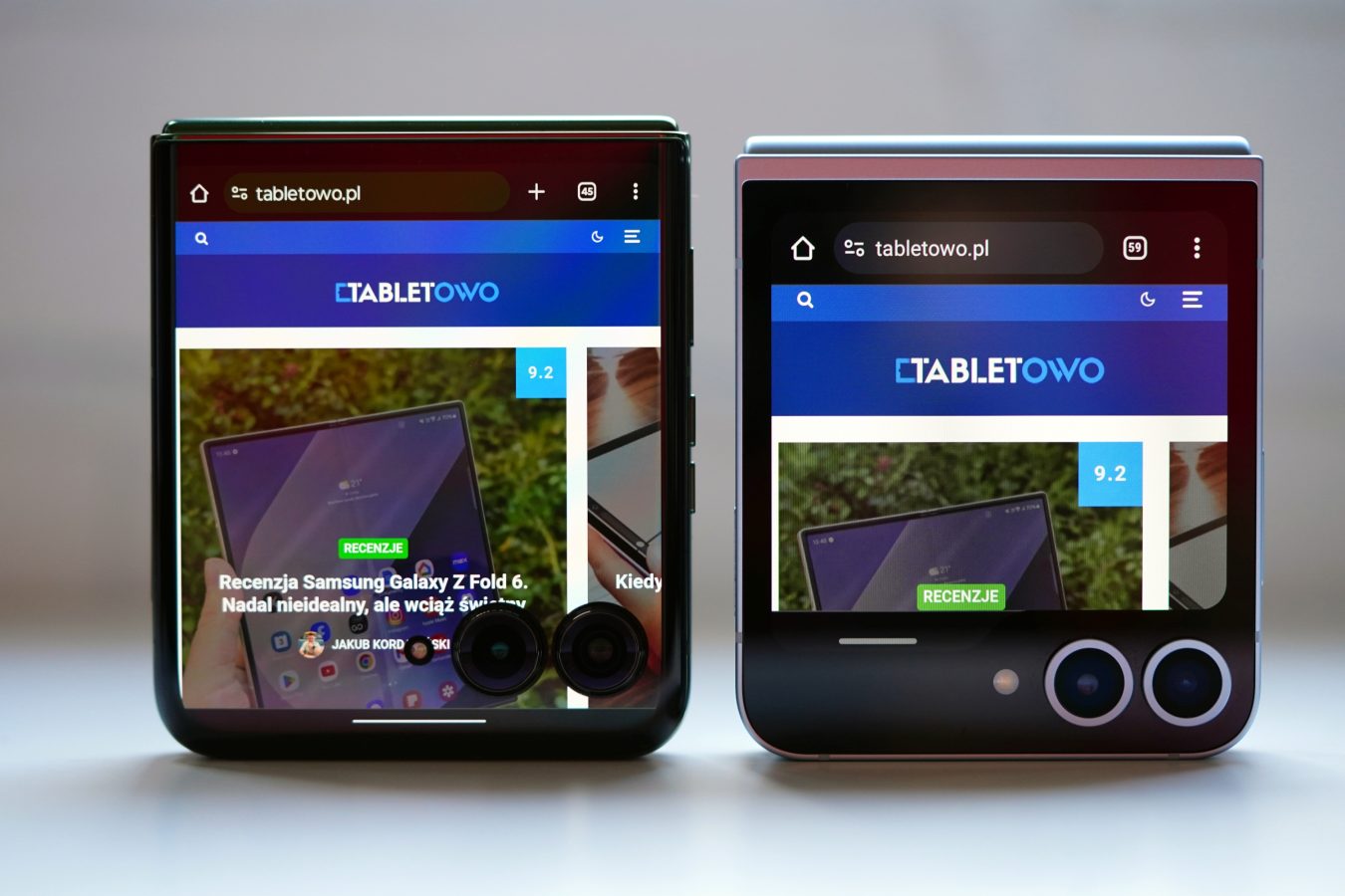 Motorola Razr 50 Ultra obok Samsung Galaxy Z Flip 6