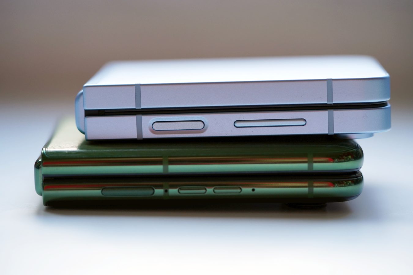Motorola Razr 50 Ultra obok Samsung Galaxy Z Flip 6