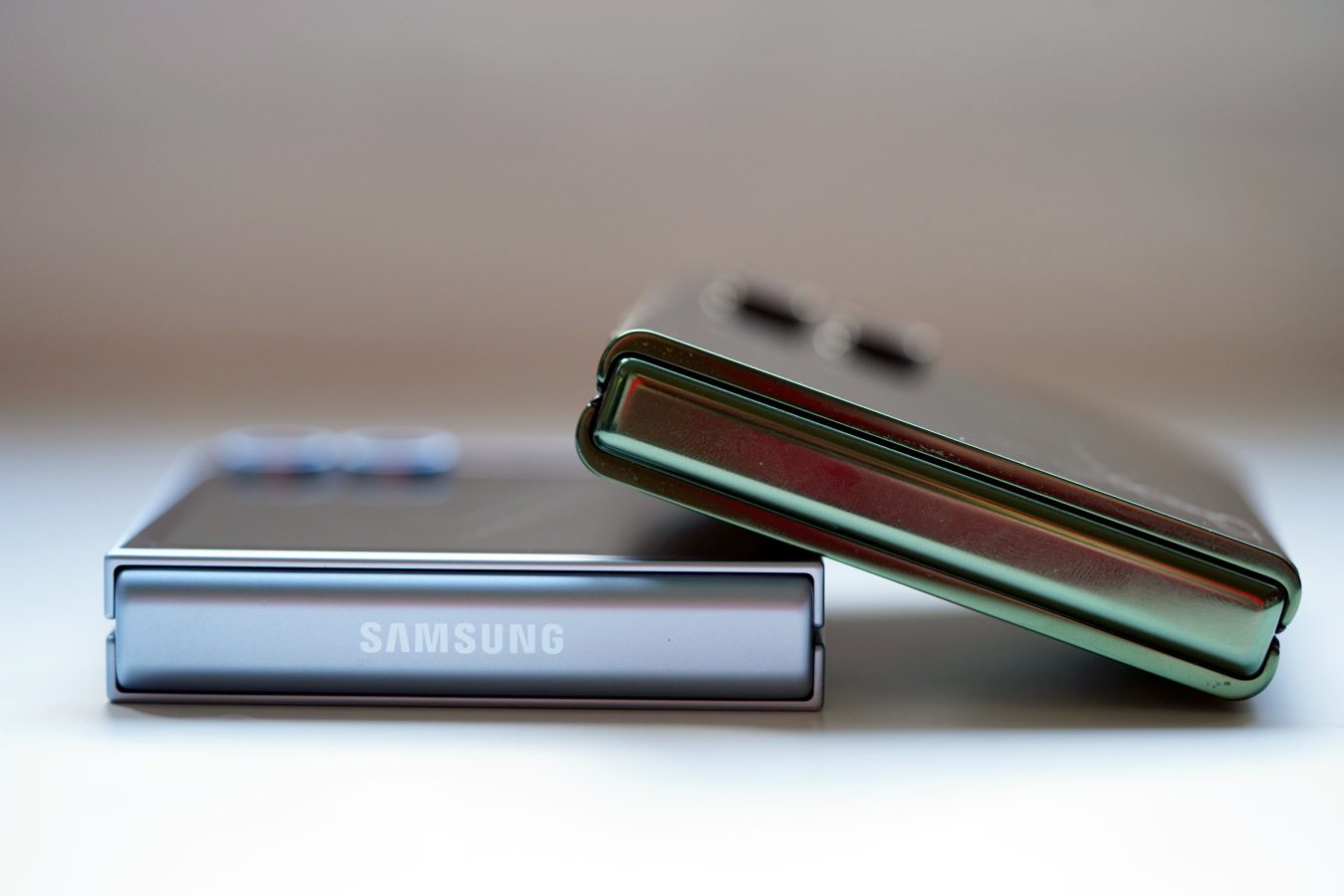 Motorola Razr 50 Ultra obok Samsung Galaxy Z Flip 6