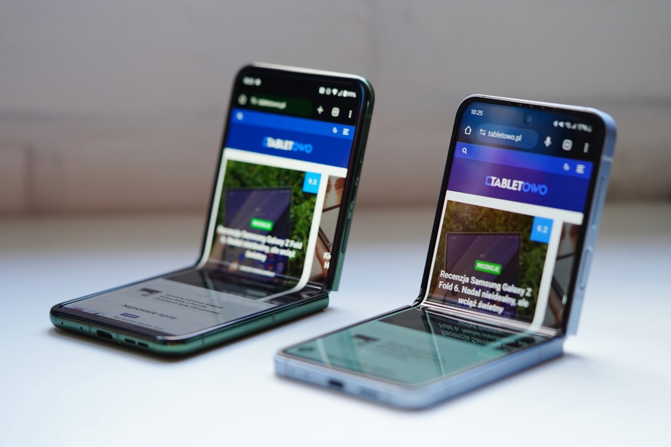 Motorola Razr 50 Ultra obok Samsung Galaxy Z Flip 6