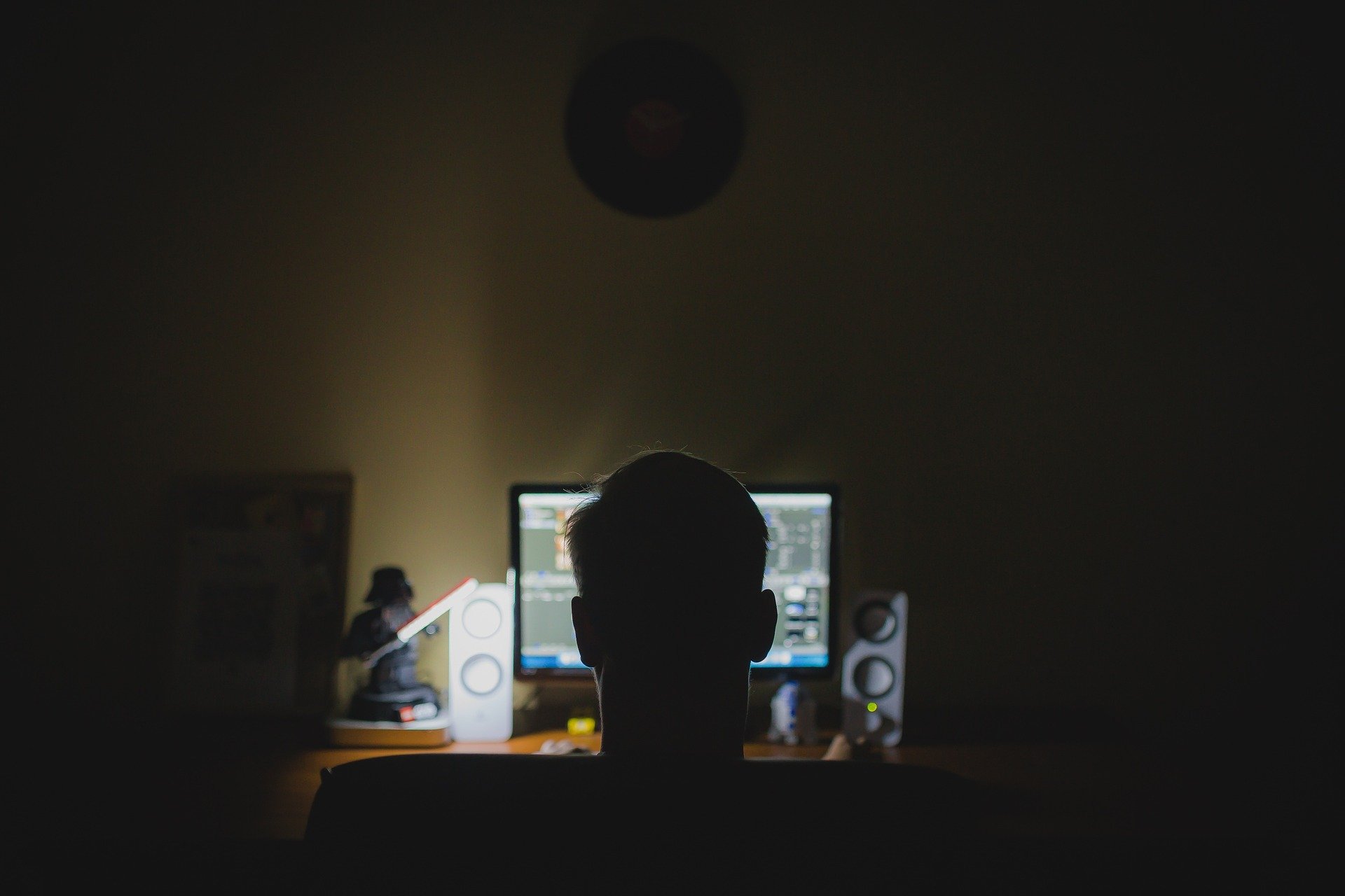 mężczyzna man laptop komputer pc pokój