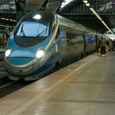 pociąg na peronie