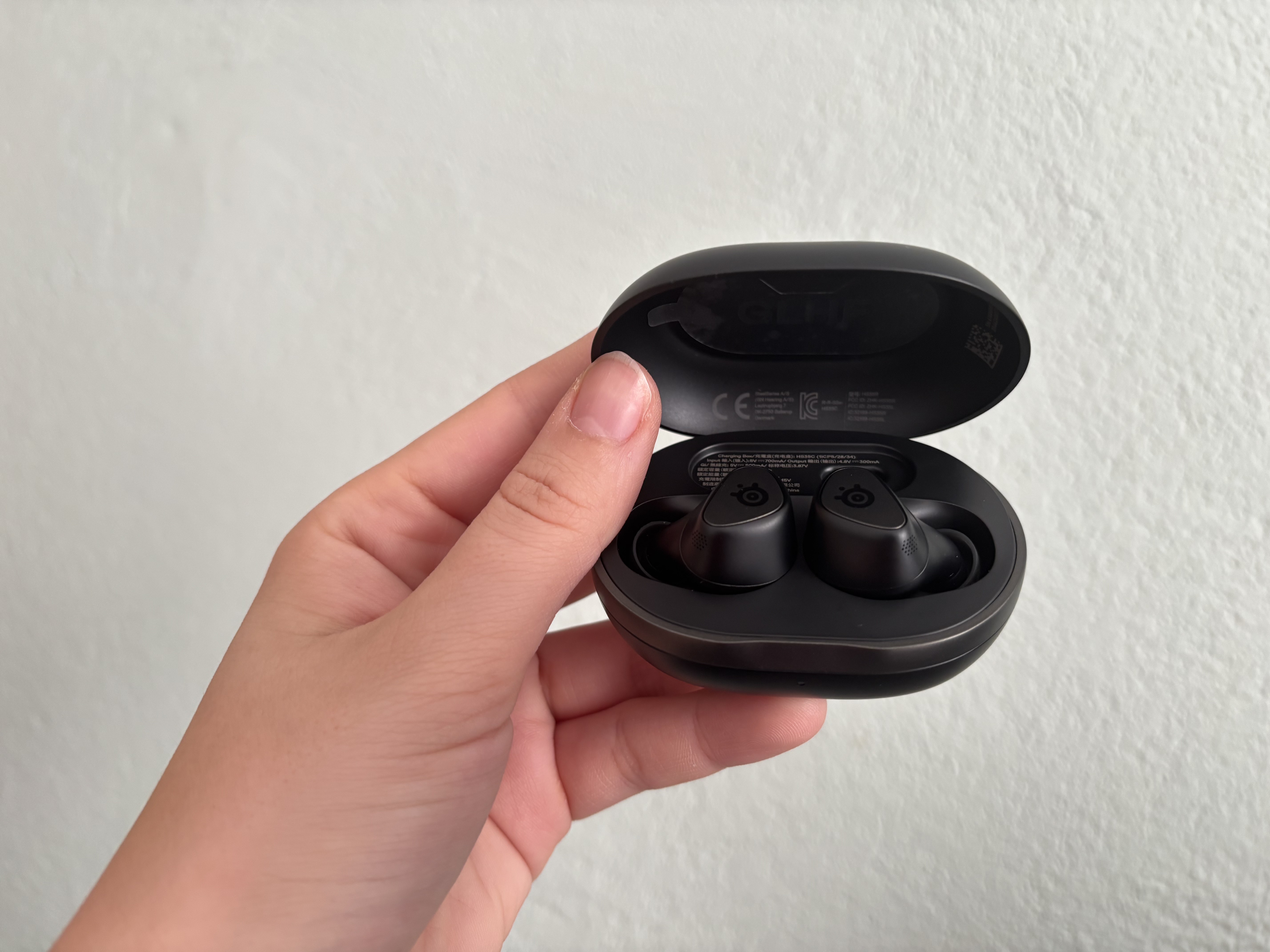 steelseries arctis gamebuds etui i słuchawki