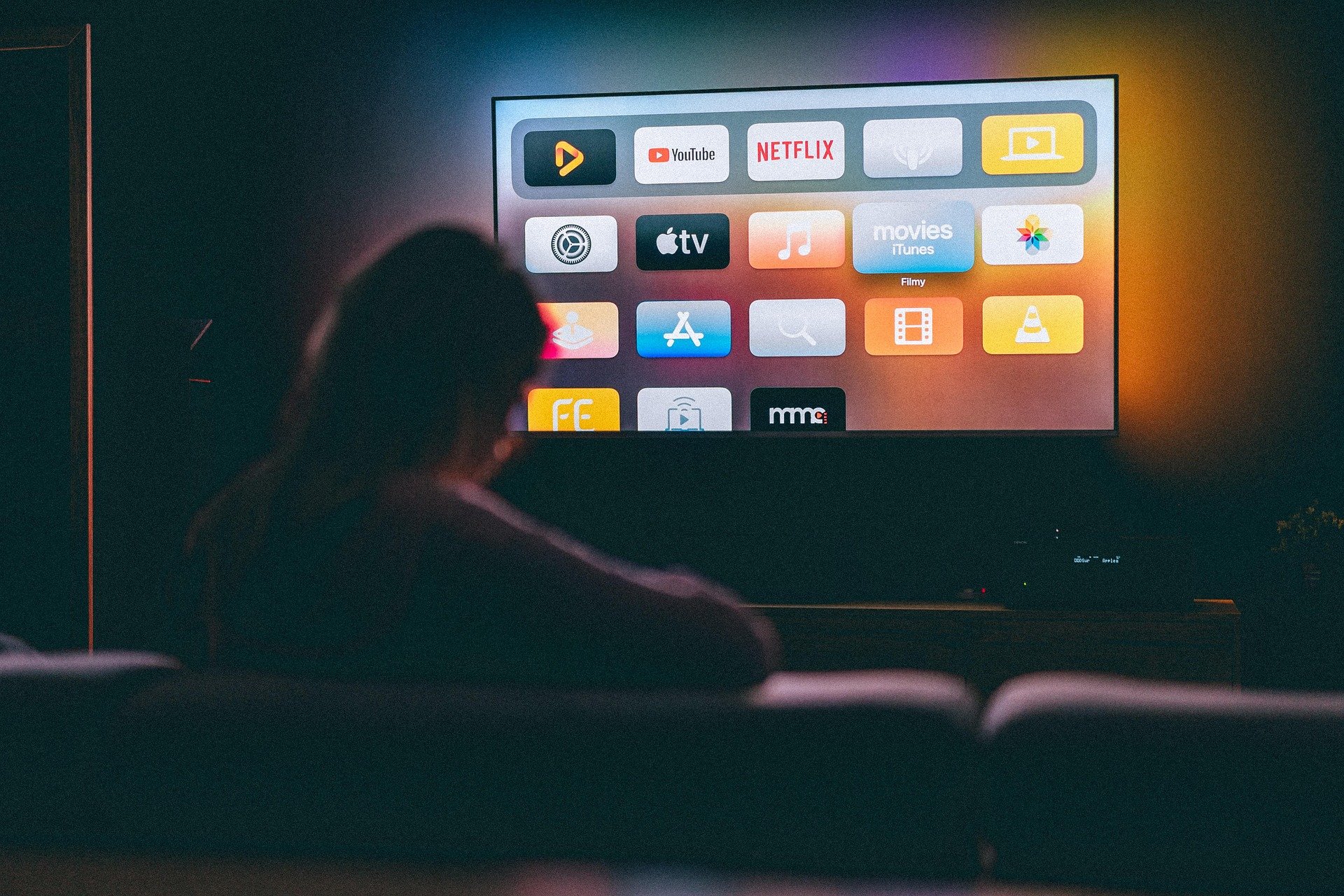 telewizor, smart tv, aplikacje, serwisy streamingowe, YouTube, Netflix, Apple TV