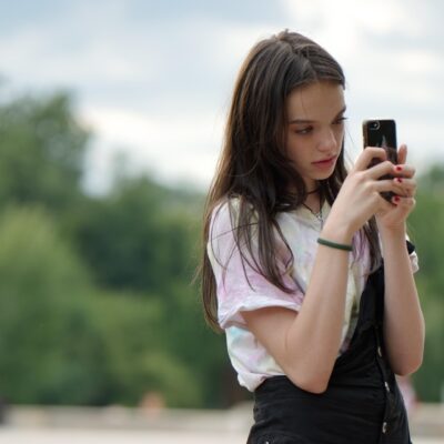 dziewczyna dziewczynka girl smartfon smartphone