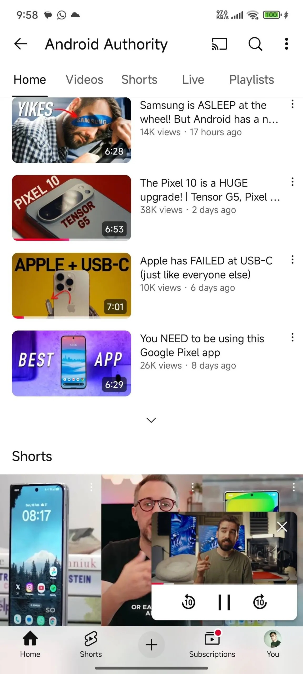 Obecny miniodtwarzacz w YouTube na smartfonach, z przyciskami funkcyjnymi i przeszkadzającym paskiem