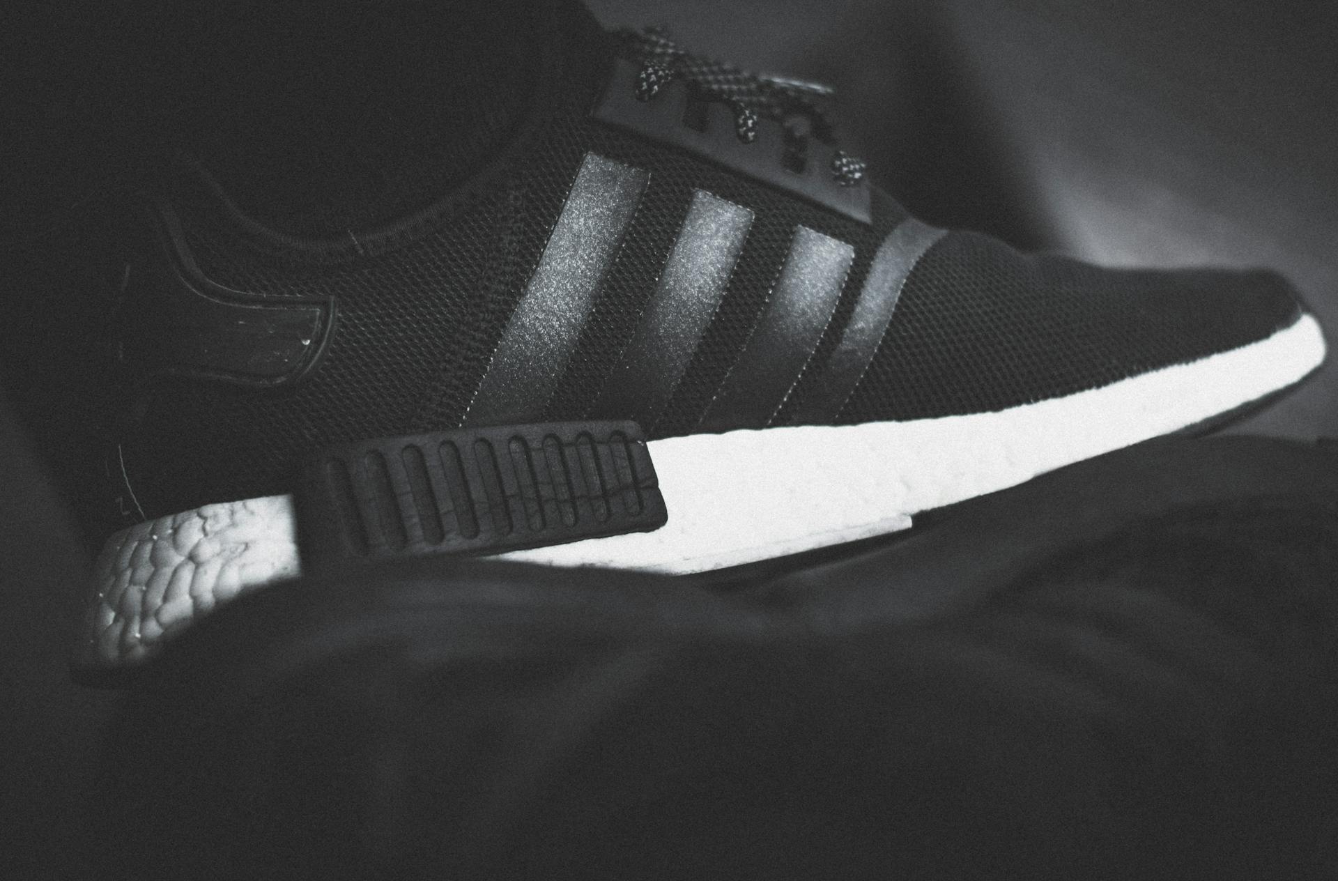 buty sportowe adidasy w kolorze czarnym z białą podeszwą