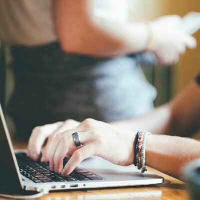 laptop komputer pc ręce dłonie palce