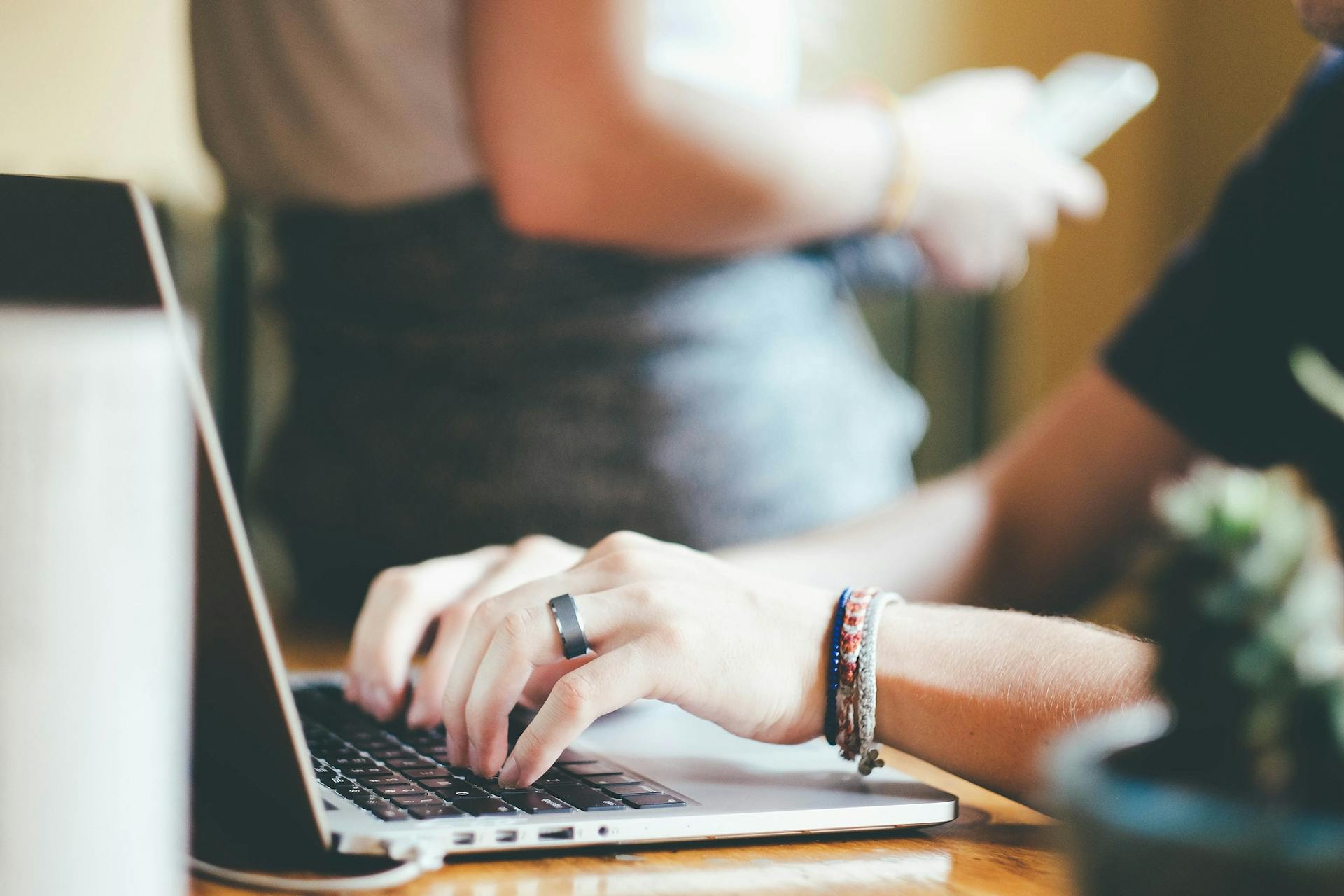 laptop komputer pc ręce dłonie palce
