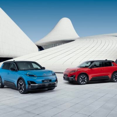 Nissan Micra 2025 w wariancie niebieskim i czerwonym