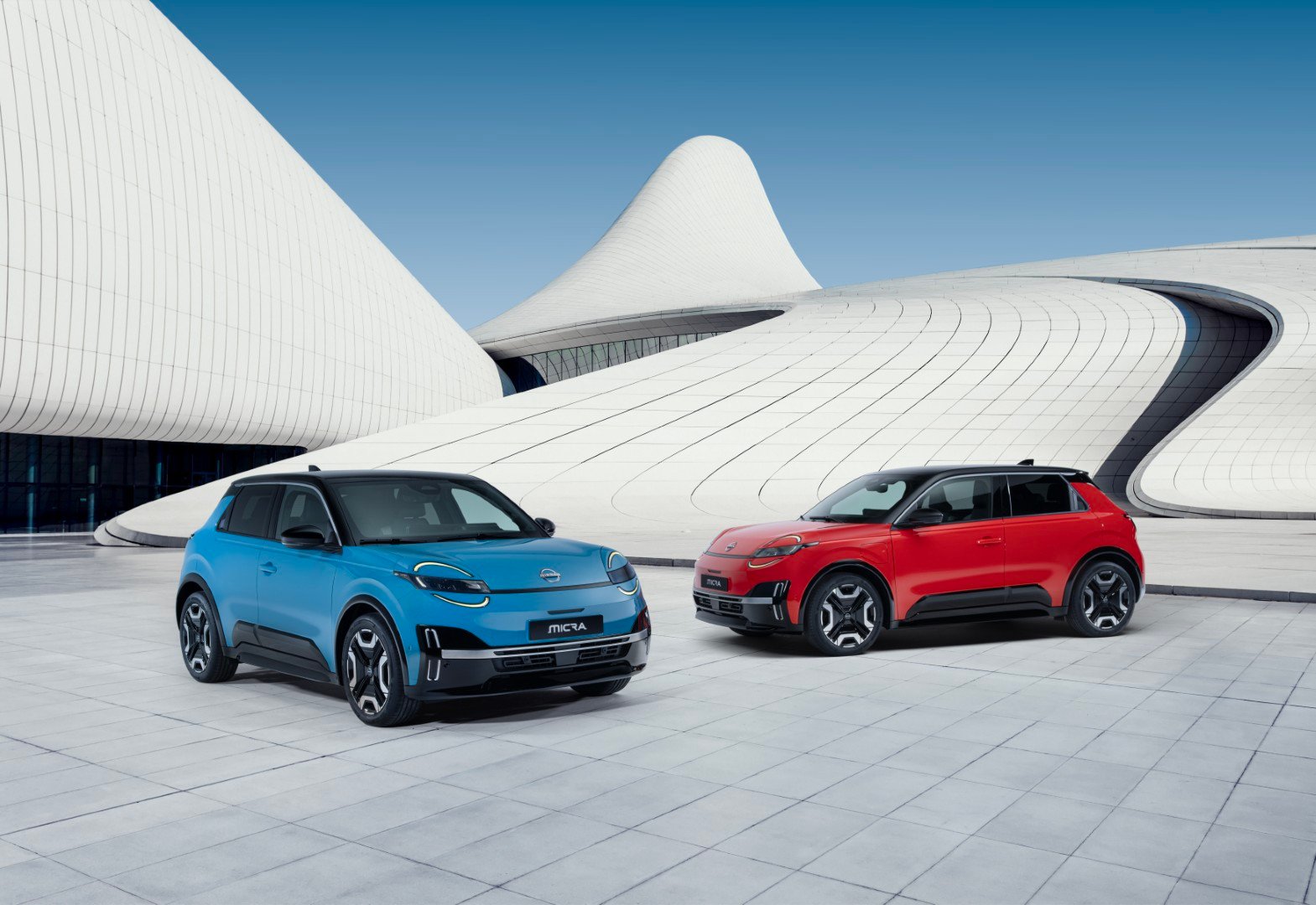 Nissan Micra 2025 w wariancie niebieskim i czerwonym
