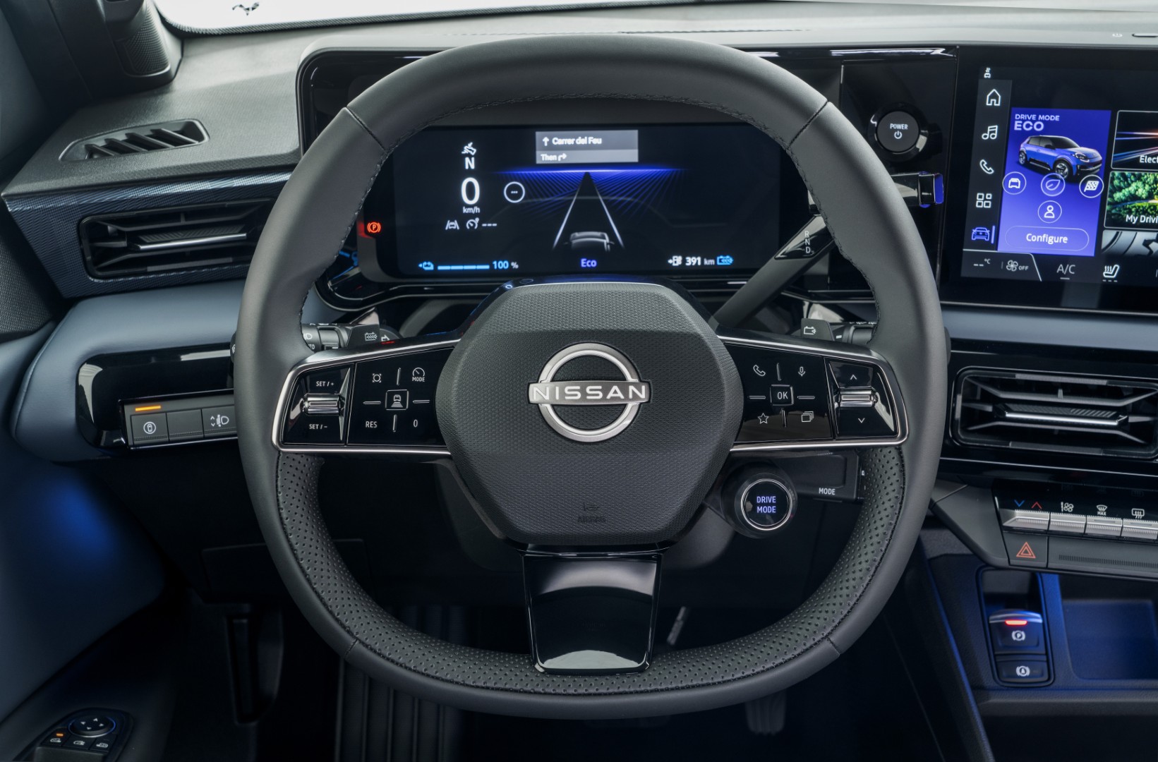 Wnętrze Nissan Micra 2025, kierownica, ekran
