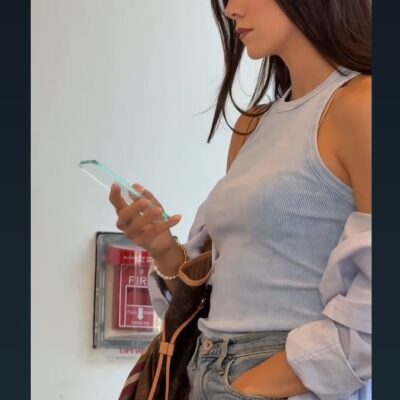 dziewczyna trzymająca przezroczysty smartfon telefon metaphone