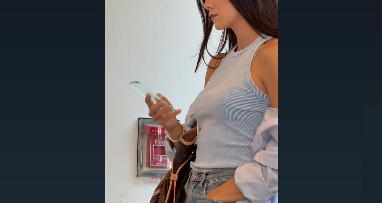 dziewczyna trzymająca przezroczysty smartfon telefon metaphone