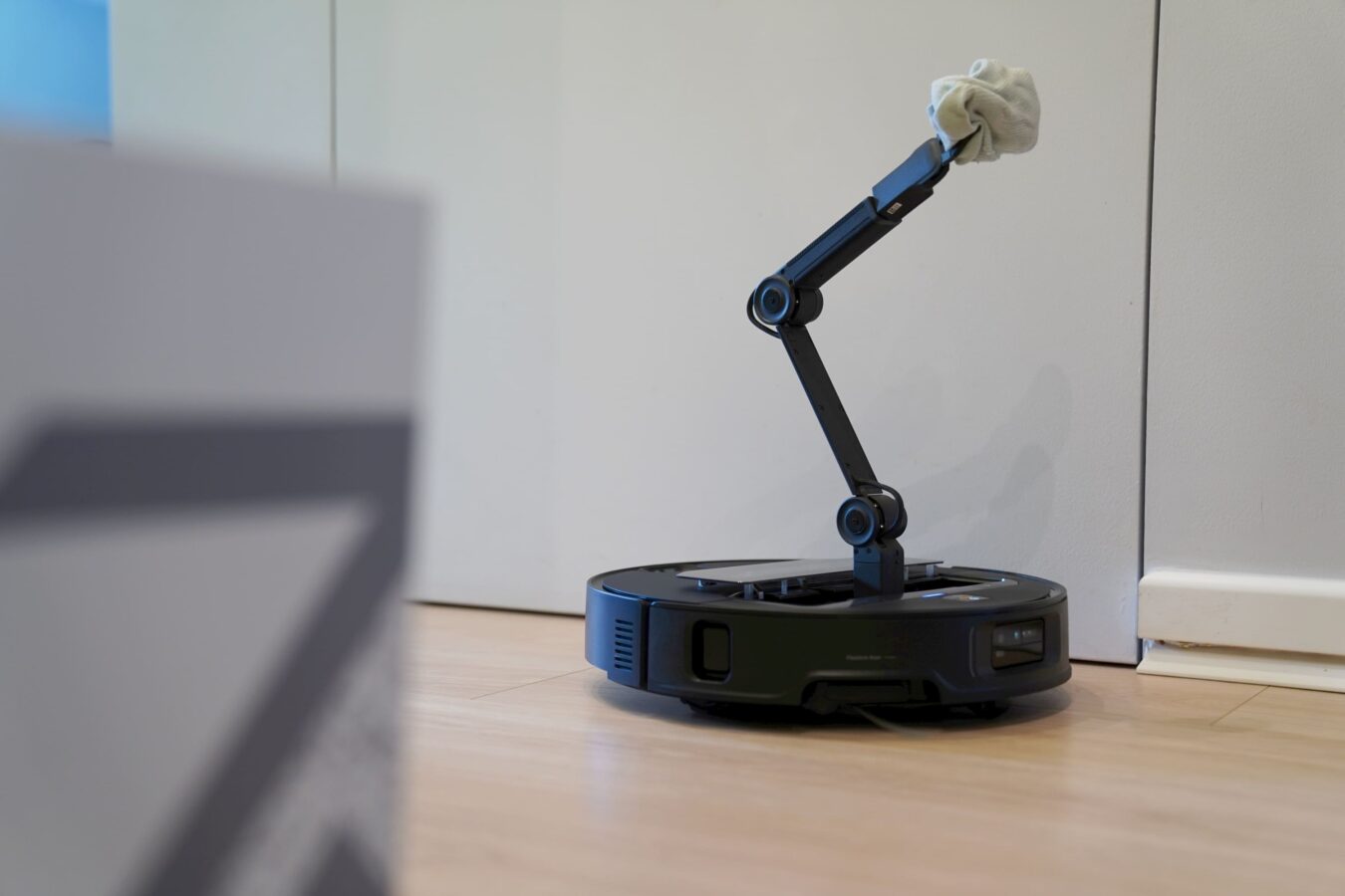 Roborock Saros Z70 z ramieniem robotycznym