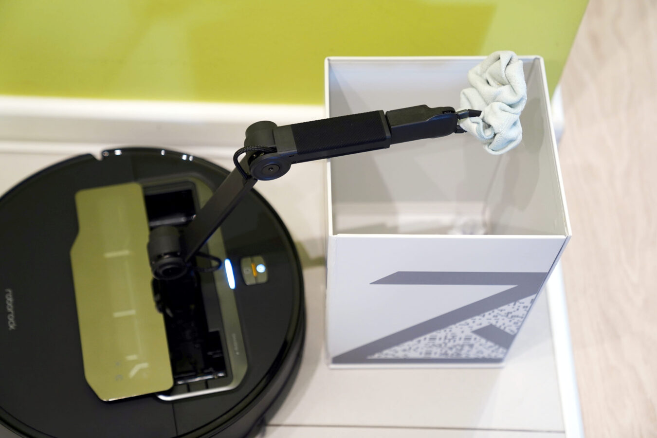 Roborock Saros Z70 z ramieniem robotycznym