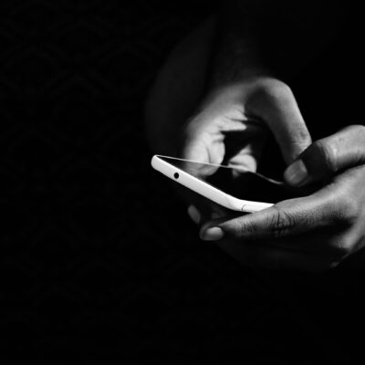 Smartfon w rękach, ciemna strona technologii AI