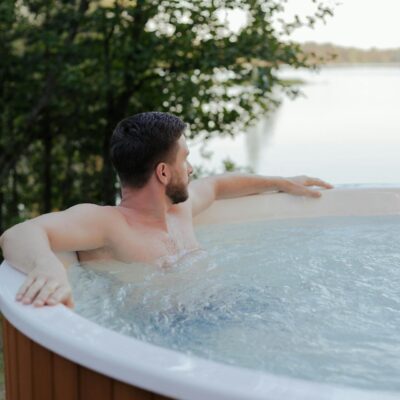 wanna z hydromasażem jacuzzi mężczyzna man odpoczynek relaks relax jezioro lake