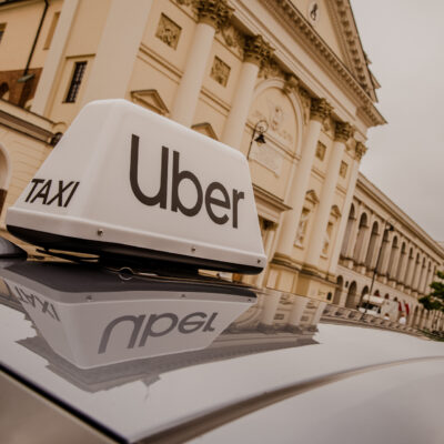 logo Uber, samochód, firma przewozowa