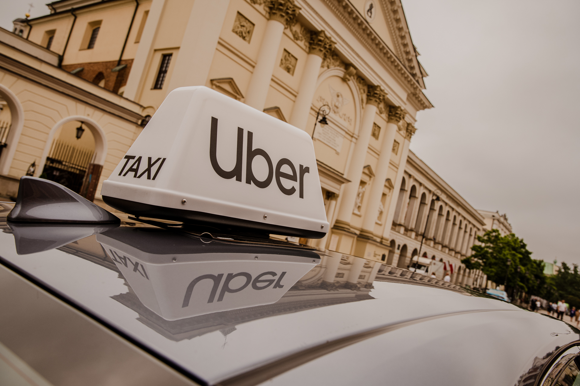 logo Uber, samochód, firma przewozowa
