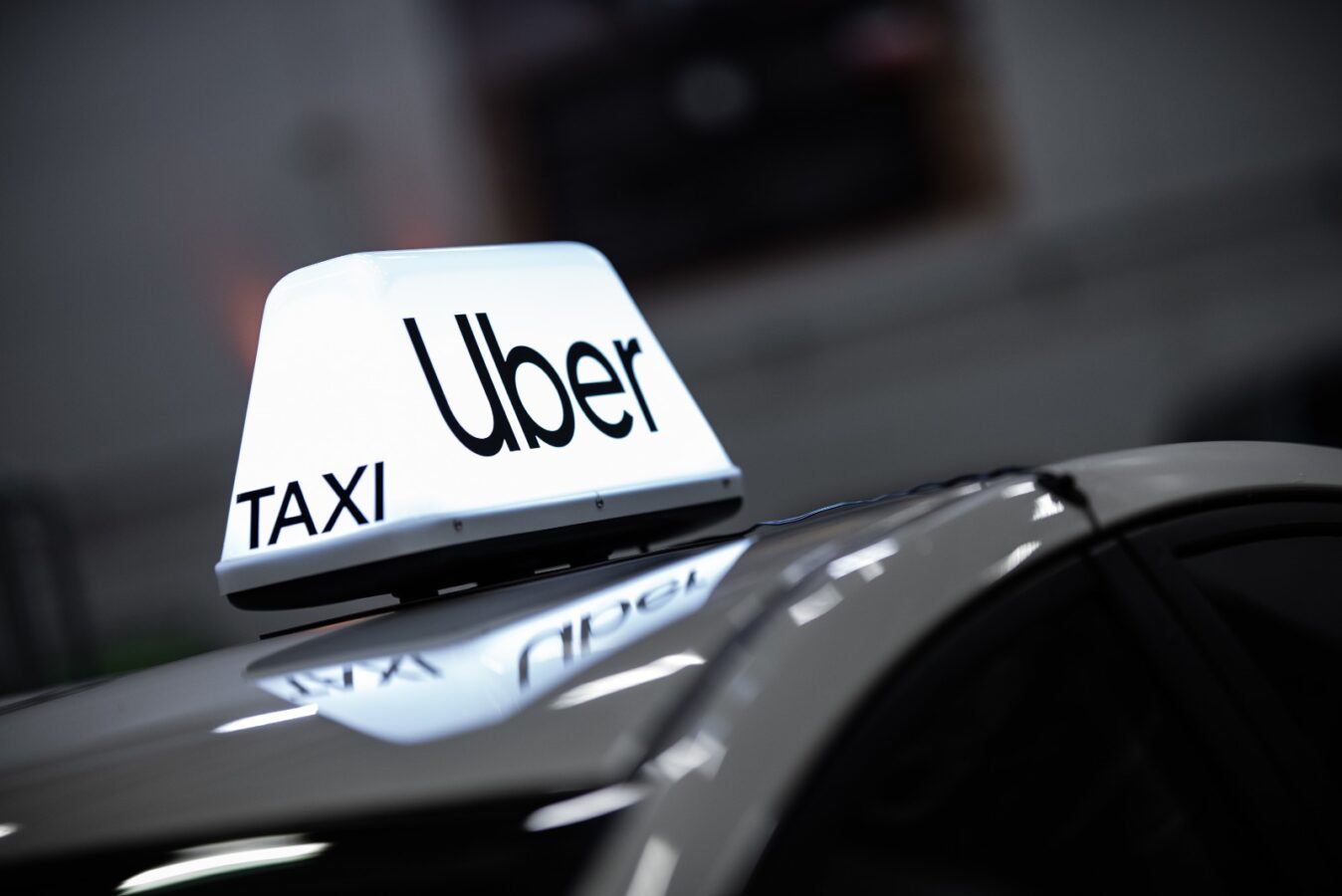 logo Uber, samochód, firma przewozowa