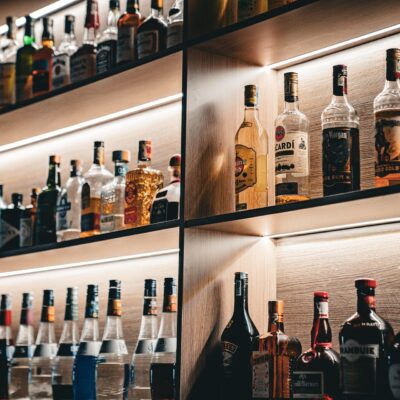 alkohol na półkach w barze