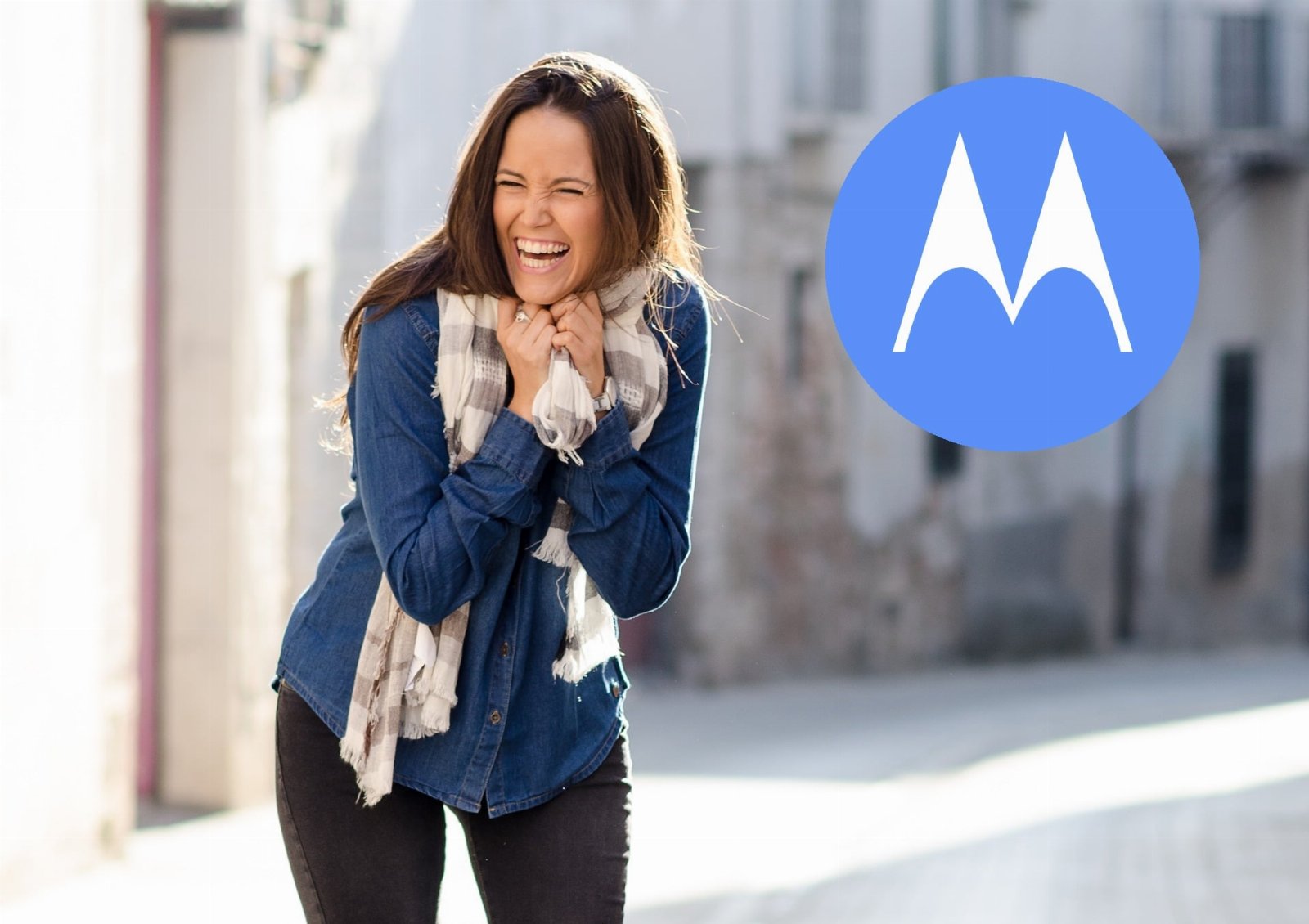 zdjęcie przedstawia śmiejącą się dziewczynę, a po prawej stronie jest logo marki motorola