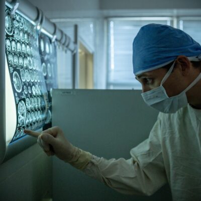 Lekarz, radiolog, mri, badanie obrazowe, diagnostyka, rak, sztuczna inteligencja