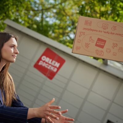 Orlen Paczka, kobieta odbiera przesyłki