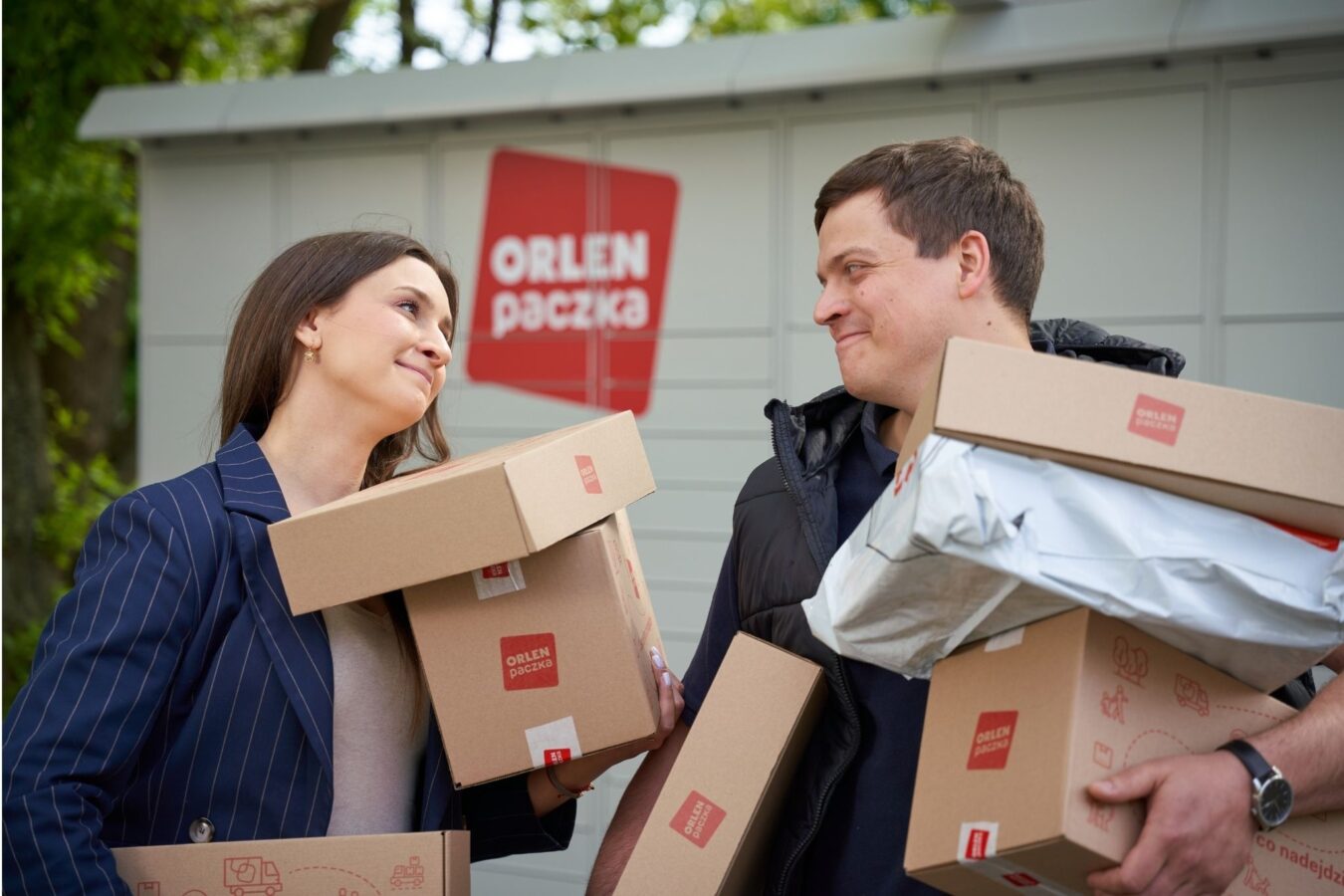 Orlen Paczka, kobieta i mężczyzna odbierają przesyłki