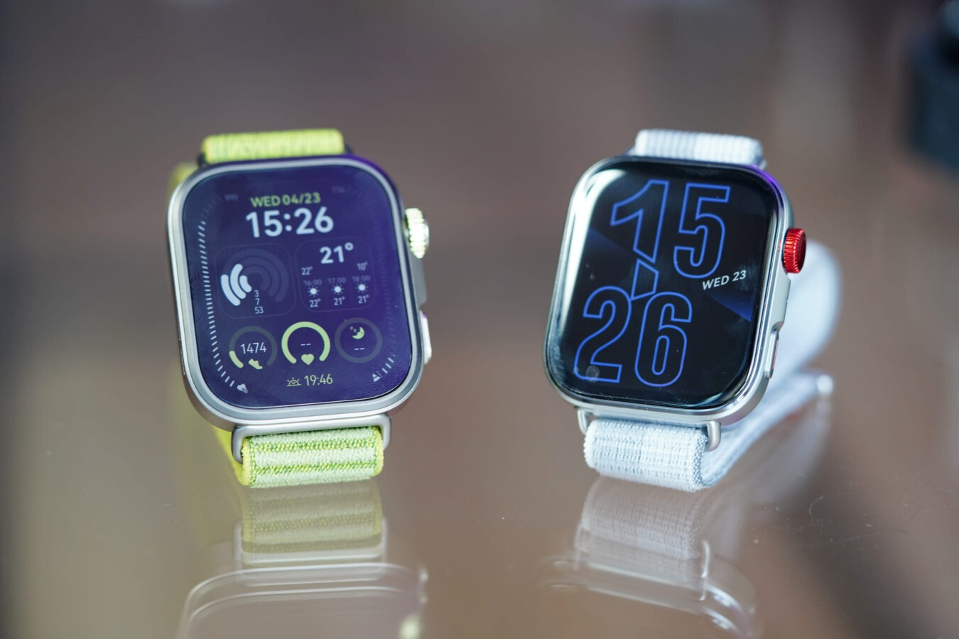 Huawei Watch Fit 4 Pro z zielonym paskiem i Huawei Watch Fit 4 z szarym paskiem