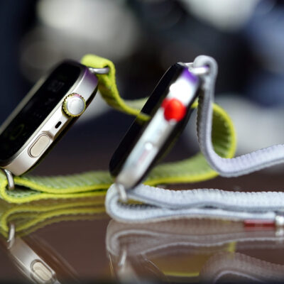 Huawei Watch Fit 4 Pro z zielonym paskiem i Huawei Watch Fit 4 z szarym paskiem