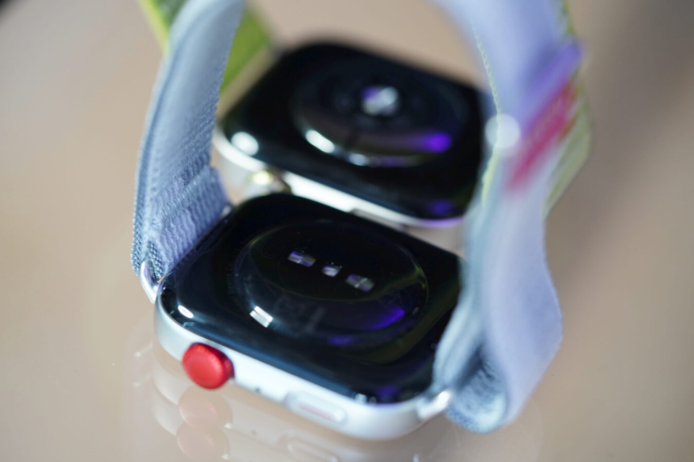 Huawei Watch Fit 4 Pro z zielonym paskiem i Huawei Watch Fit 4 z szarym paskiem
