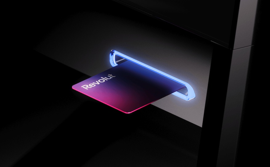 karta revolut w kieszeni bankomatu revolut