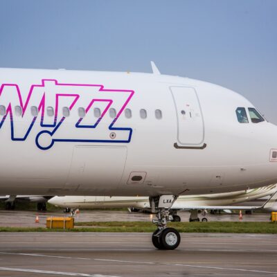 samolor wizz air aeroplane