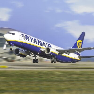 samolot ryanair startujący z lotniska
