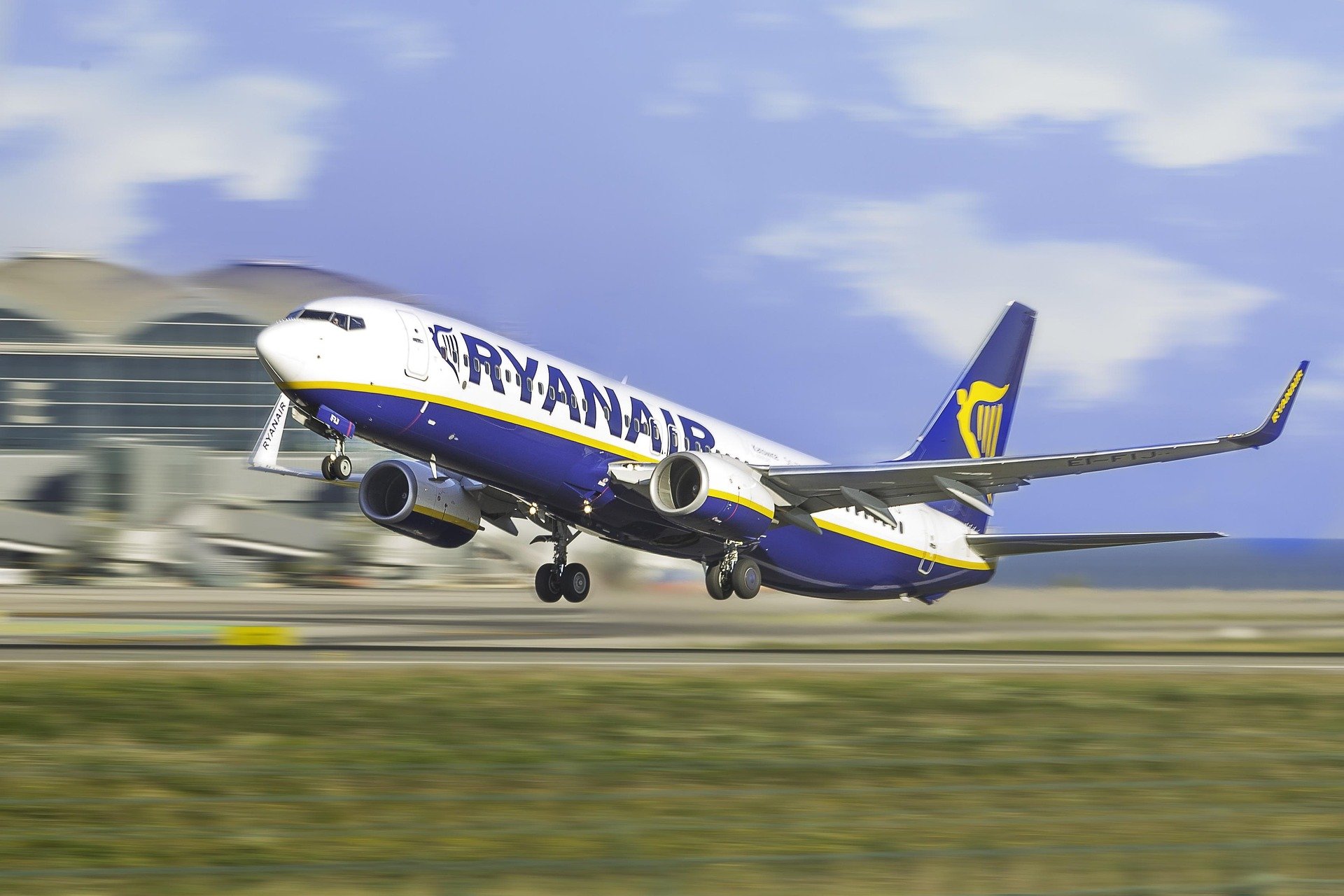 samolot ryanair startujący z lotniska