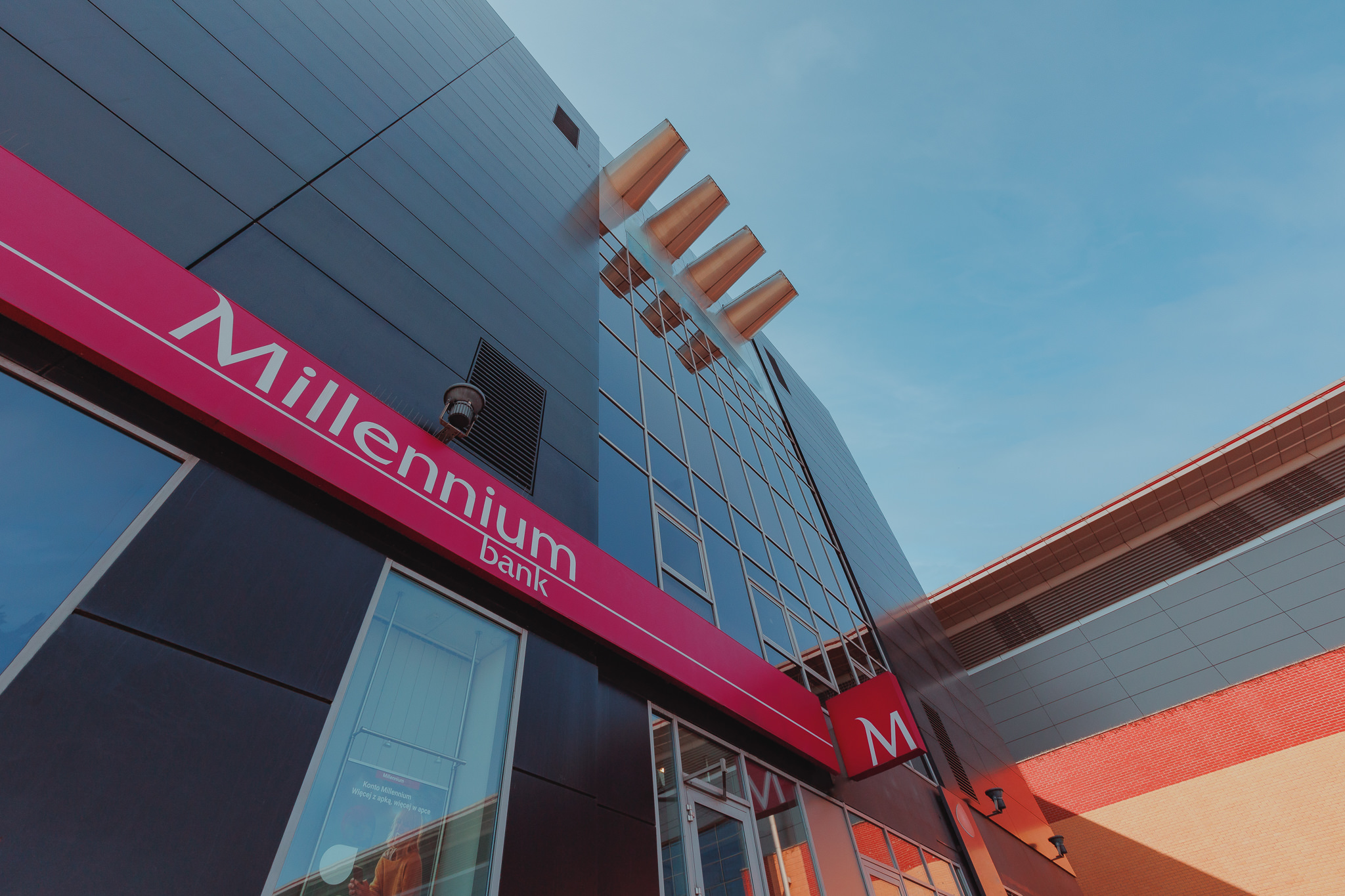 bank millennium logo